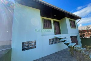 Casa com 200m², 2 dormitórios, 1 vaga, no bairro Santa Corona em Caxias do Sul para Comprar