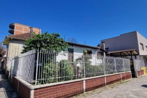 Casa com 100m², 3 dormitórios, 1 vaga, no bairro Centro em Caxias do Sul para Comprar