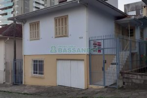 Casa com 340m², 3 dormitórios, 1 vaga, no bairro Centro em Caxias do Sul para Comprar