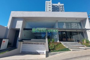 Kitinete com 41m², 1 dormitório, 1 vaga, no bairro Lourdes em Caxias do Sul para Comprar