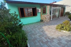 Casa com 110m², 2 dormitórios, 2 vagas, no bairro Santa Lúcia em Caxias do Sul para Comprar