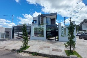 Casa com 228m², 3 dormitórios, 2 vagas, no bairro Nossa Senhora da Saúde em Caxias do Sul para Comprar