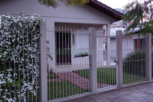 Casa com 450m², 4 dormitórios, 2 vagas, no bairro Rio Branco em Caxias do Sul para Comprar