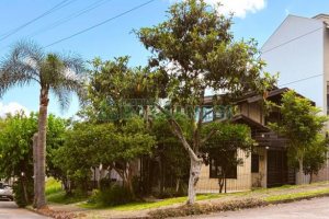 Casa com 215m², 3 dormitórios, 4 vagas, no bairro Santa Lúcia em Caxias do Sul para Comprar