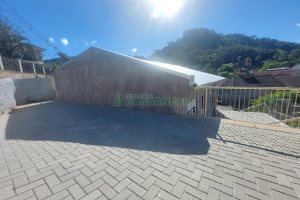 Casa com 80m², 2 dormitórios, 2 vagas, no bairro Galópolis em Caxias do Sul para Alugar