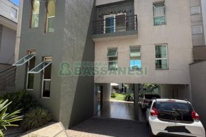 Casa com 264m², 3 dormitórios, 2 vagas, no bairro Vinhedos em Caxias do Sul para Comprar