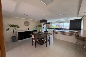 Casa com 264m², 3 dormitórios, 2 vagas, no bairro Vinhedos em Caxias do Sul para Comprar