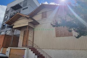 Casa com 204m², 3 dormitórios, 2 vagas, no bairro Centro em Caxias do Sul para Comprar