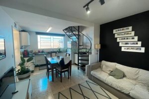 Sobrado com 100m², 3 dormitórios, 2 vagas, no bairro Cidade Nova em Caxias do Sul para Comprar