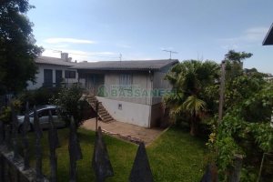 Casa com 387m², 2 dormitórios, 1 vaga, no bairro Floresta em Caxias do Sul para Comprar