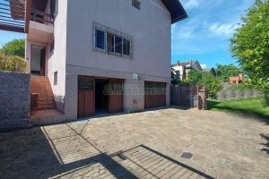 Casa com 300m², 4 dormitórios, 3 vagas, no bairro Universitário em Caxias do Sul para Alugar