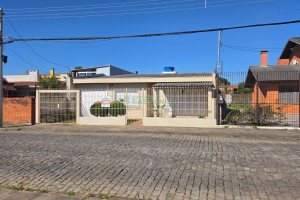 Casa com 360m², 3 dormitórios, 2 vagas, no bairro Cinqüentenário em Caxias do Sul para Comprar