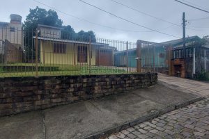 Casa com 78m², 2 dormitórios, 1 vaga, no bairro Charqueadas em Caxias do Sul para Alugar