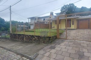 Casa com 78m², 2 dormitórios, 1 vaga, no bairro Charqueadas em Caxias do Sul para Alugar