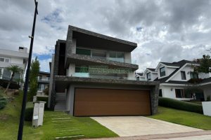 Casa com 673m², 4 dormitórios, 4 vagas, no bairro Nossa Senhora da Saúde em Caxias do Sul para Comprar