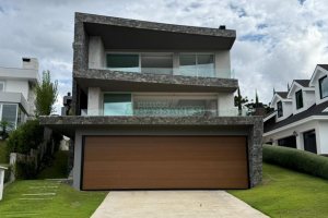 Casa com 673m², 4 dormitórios, 4 vagas, no bairro Nossa Senhora da Saúde em Caxias do Sul para Comprar