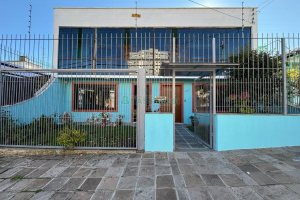 Casa Mobiliada com 190m², 3 dormitórios, 3 vagas, no bairro Cinqüentenário em Caxias do Sul para Alugar