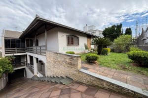 Casa com 250m², 3 dormitórios, 2 vagas, no bairro Cinqüentenário em Caxias do Sul para Alugar