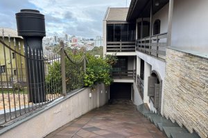 Casa com 250m², 3 dormitórios, 2 vagas, no bairro Cinqüentenário em Caxias do Sul para Alugar