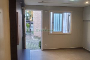 Sobrado com 104m², 3 dormitórios, 2 vagas, no bairro Santa Lúcia em Caxias do Sul para Comprar