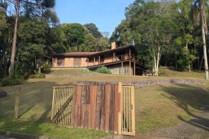 Casa com 300m², 3 dormitórios, 2 vagas, no bairro Linha 40 em Caxias do Sul para Comprar