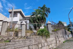 Casa com 287m², 5 dormitórios, 2 vagas, no bairro Kayser em Caxias do Sul para Comprar