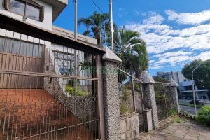 Casa com 287m², 5 dormitórios, 2 vagas, no bairro Kayser em Caxias do Sul para Comprar