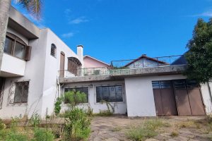 Casa com 287m², 5 dormitórios, 2 vagas, no bairro Kayser em Caxias do Sul para Comprar