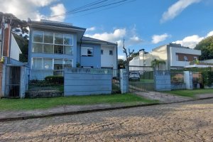 Casa com 420m², 4 dormitórios, 4 vagas, no bairro Interlagos em Caxias do Sul para Alugar