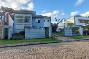 Casa com 420m², 4 dormitórios, 4 vagas, no bairro Interlagos em Caxias do Sul para Alugar