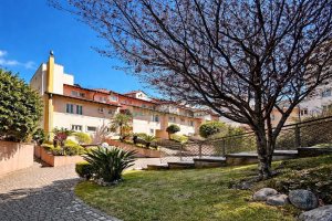 Casa Mobiliada com 440m², 3 dormitórios, 3 vagas, no bairro Jardelino Ramos em Caxias do Sul para Alugar