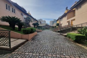 Casa Mobiliada com 440m², 3 dormitórios, 3 vagas, no bairro Jardelino Ramos em Caxias do Sul para Alugar