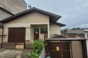 Casa com 75m², 2 dormitórios, 1 vaga, no bairro Charqueadas em Caxias do Sul para Alugar