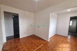 Casa com 75m², 2 dormitórios, 1 vaga, no bairro Charqueadas em Caxias do Sul para Alugar