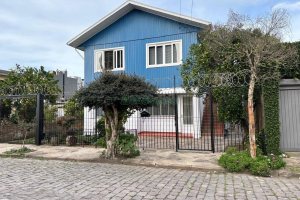 Casa com 148m², 6 dormitórios, 2 vagas, no bairro Madureira em Caxias do Sul para Alugar