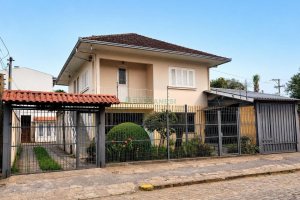 Casa com 90m², 2 dormitórios, 1 vaga, no bairro Pio X em Caxias do Sul para Alugar