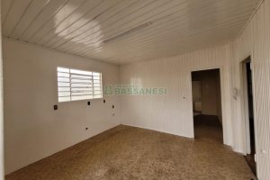 Casa com 90m², 2 dormitórios, 1 vaga, no bairro Pio X em Caxias do Sul para Alugar