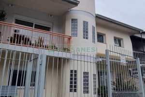 Casa com 428m², 5 dormitórios, 3 vagas, no bairro Petrópolis em Caxias do Sul para Comprar
