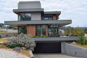 Casa com 426m², 3 dormitórios, 2 vagas, no bairro Nossa Senhora da Saúde em Caxias do Sul para Comprar