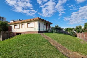 Casa com 160m², 3 dormitórios, 4 vagas, no bairro Nossa Senhora de Lourdes em Caxias do Sul para Comprar