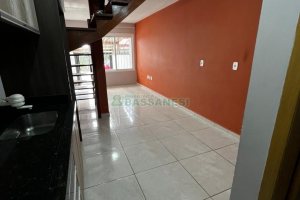 Casa com 57m², 2 dormitórios, 1 vaga, no bairro Vinhedos em Caxias do Sul para Alugar