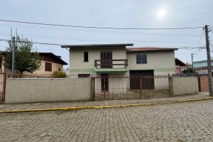 Casa com 180m², 3 dormitórios, 2 vagas, no bairro Jardim América em Caxias do Sul para Comprar