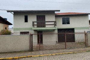 Casa com 180m², 3 dormitórios, 2 vagas, no bairro Jardim América em Caxias do Sul para Comprar