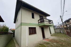 Casa com 180m², 3 dormitórios, 2 vagas, no bairro Jardim América em Caxias do Sul para Comprar