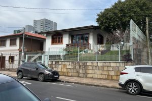 Casa com 270m², 2 dormitórios, 2 vagas, no bairro Pio X em Caxias do Sul para Alugar