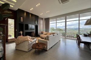 Casa Mobiliada com 332m², 3 dormitórios, 4 vagas, no bairro Linha 40 em Caxias do Sul para Comprar