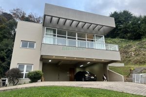 Casa Mobiliada com 332m², 3 dormitórios, 4 vagas, no bairro Linha 40 em Caxias do Sul para Comprar