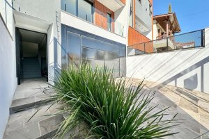 Casa com 196m², 3 dormitórios, 2 vagas, no bairro Vinhedos em Caxias do Sul para Comprar