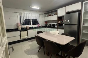Sobrado com 180m², 3 dormitórios, 4 vagas, no bairro Kayser em Caxias do Sul para Alugar
