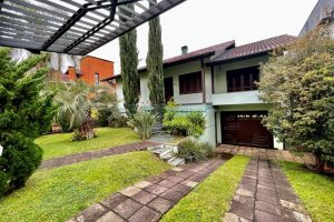 Casa com 270m², 4 dormitórios, 4 vagas, no bairro Sagrada Família em Caxias do Sul para Alugar